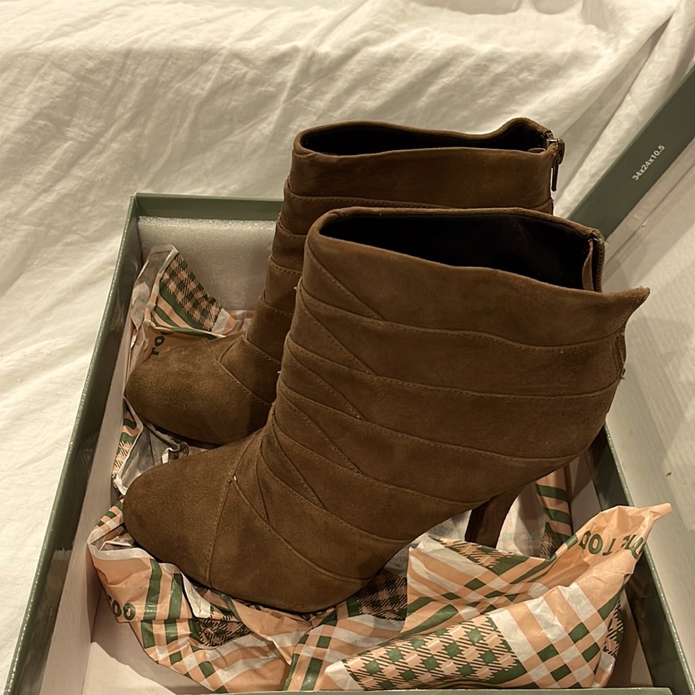 Brown suede me too size 8.5 boots